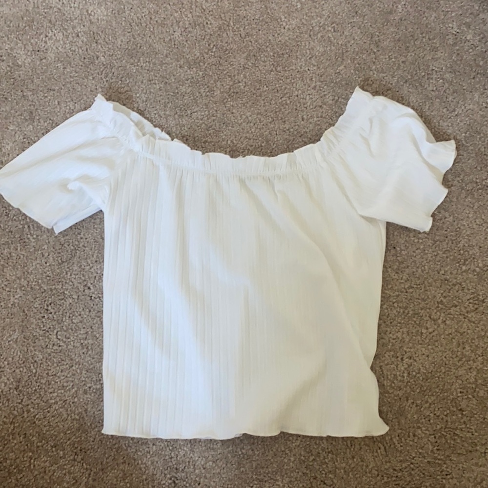 White off the shoulder crop t.